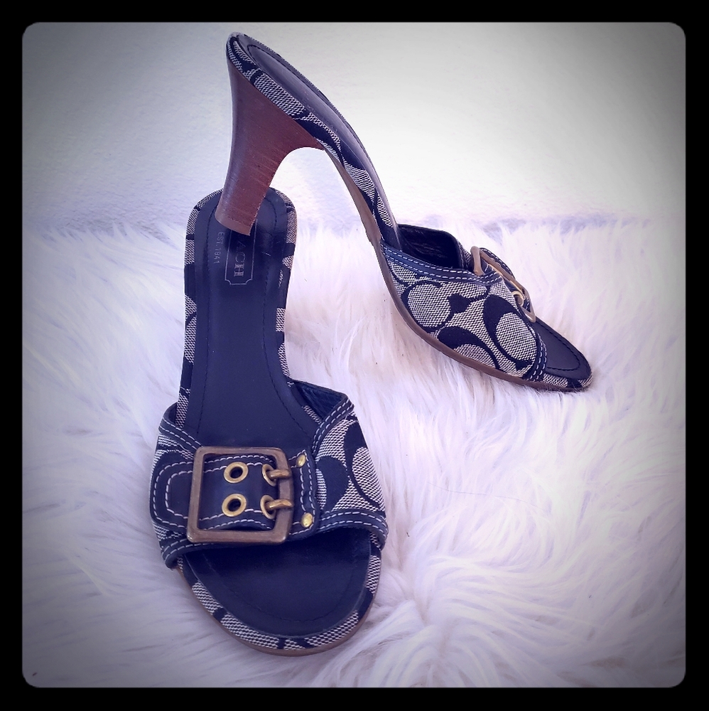Coach Signature Buckle Heel size 7